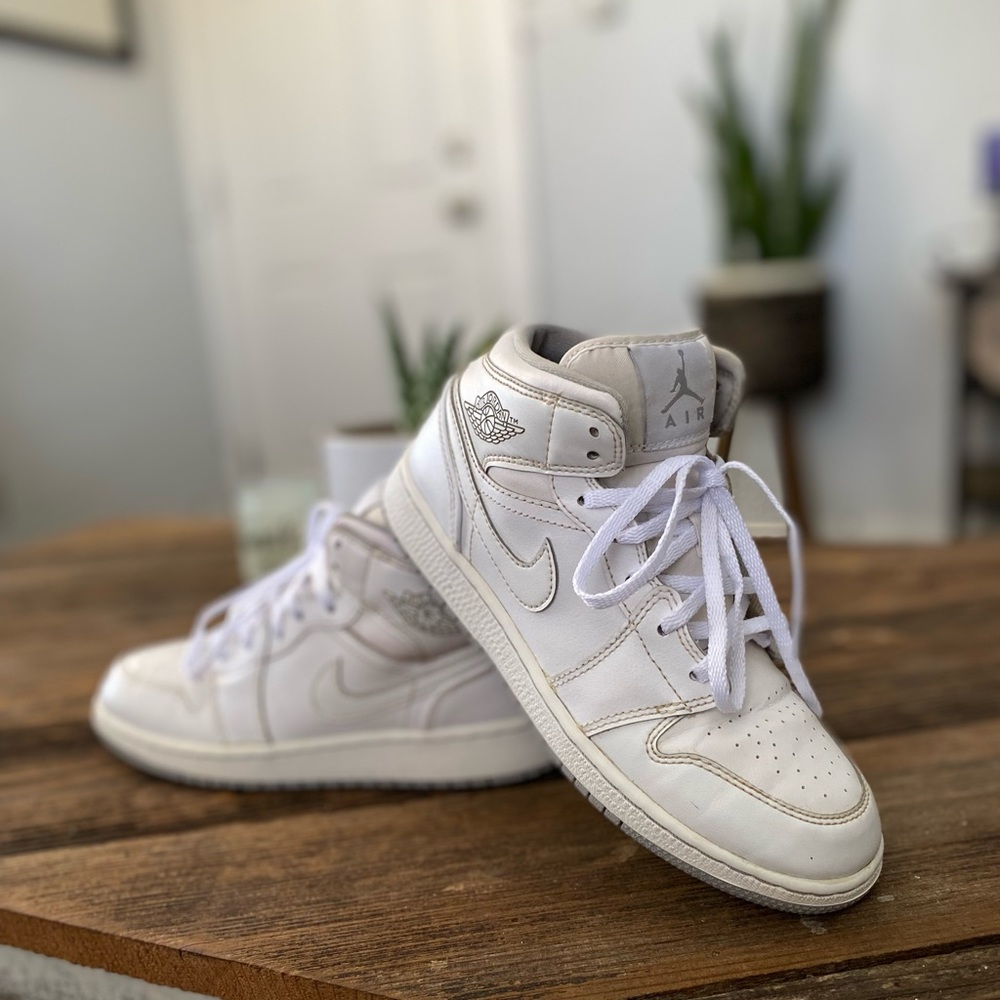 Air Jordan 1 mid 4Y = 5 Women’s